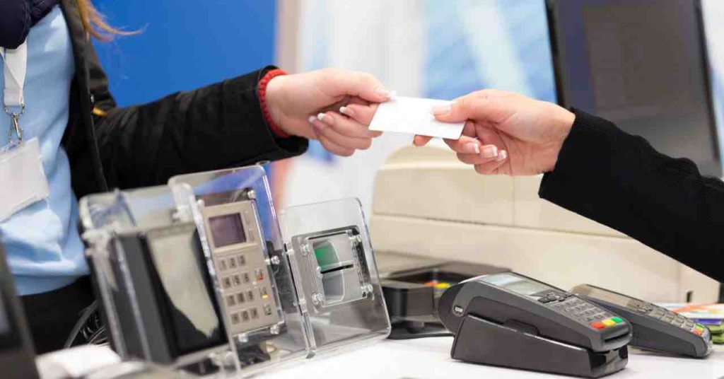 カーミニークはどんな業者